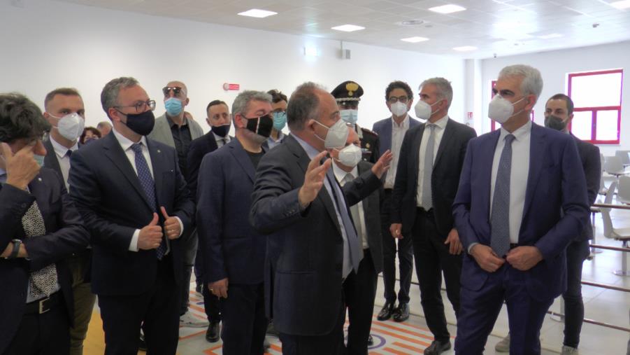 images Inaugurata l'aula bunker a Lamezia Terme: "E' la casa della giustizia" (VIDEO)

