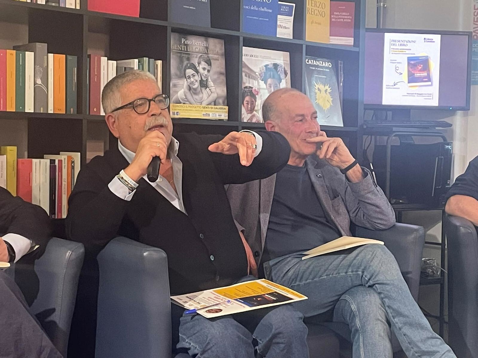 images Alla libreria Coriolano la presentazione de "Il brutto anatroccolo. Il caso Calabria tra degrado e narrazione fasulla" di Filippo Veltri