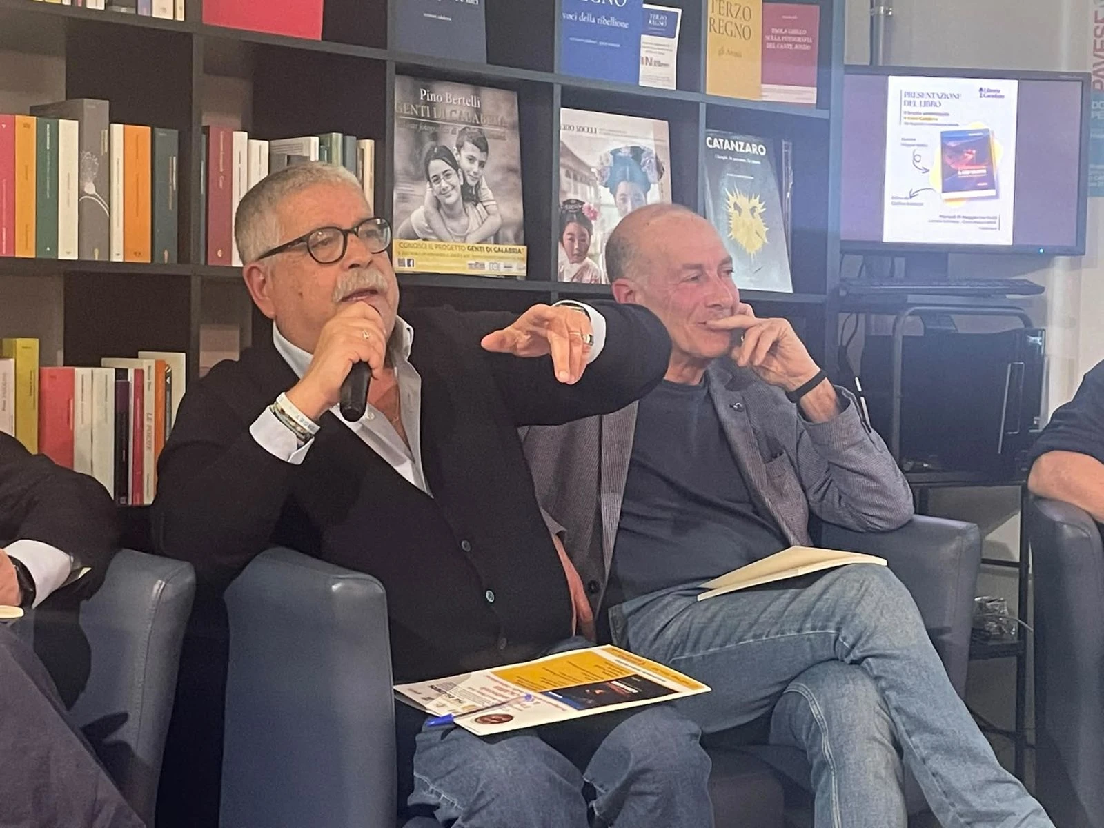 Alla libreria Coriolano la presentazione de "Il brutto anatroccolo. Il caso Calabria tra degrado e narrazione fasulla" di Filippo Veltri