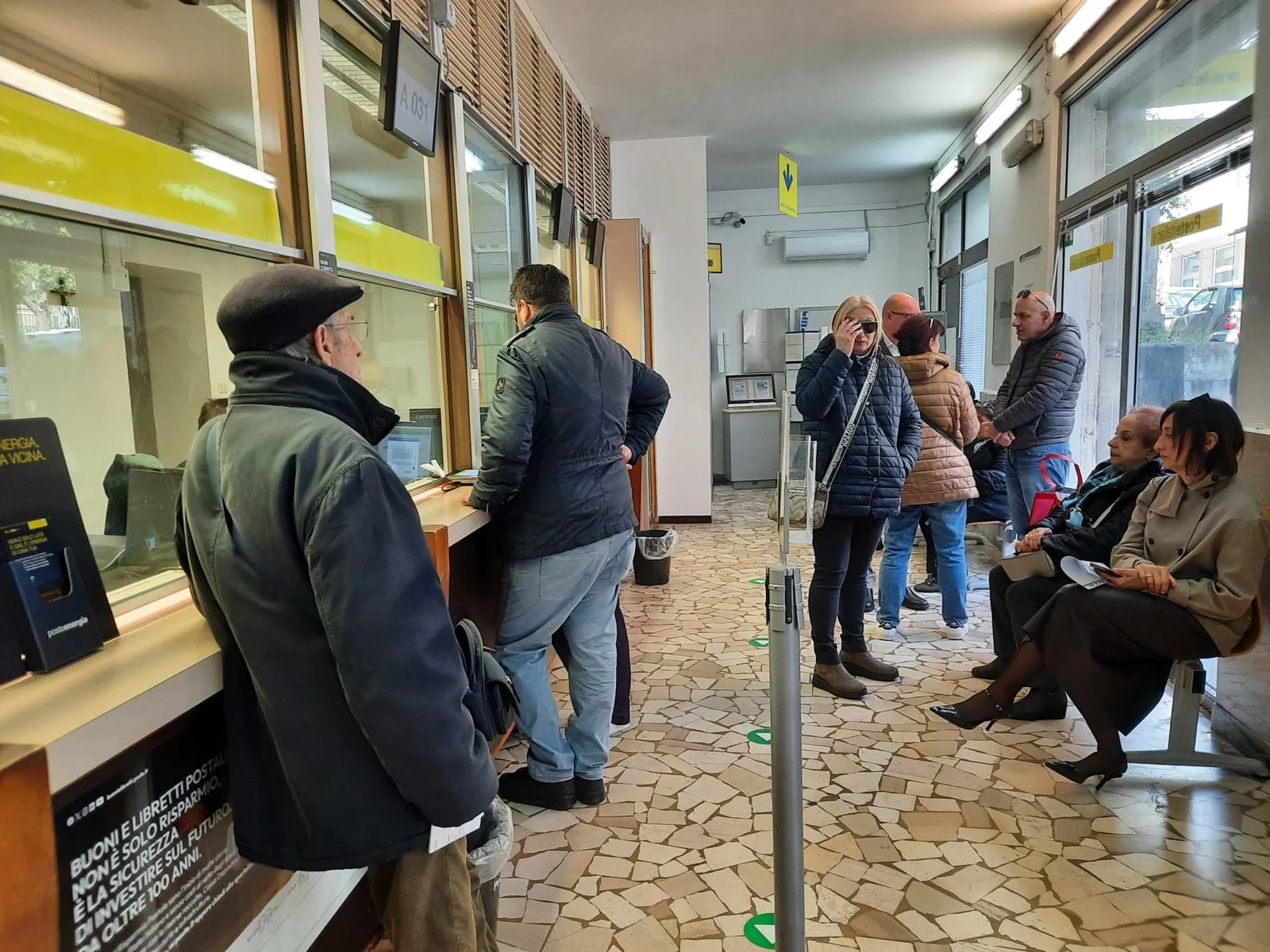 Catanzaro, un solo sportello attivo alle poste di via Milano: lunghe attese e disservizi per gli utenti 