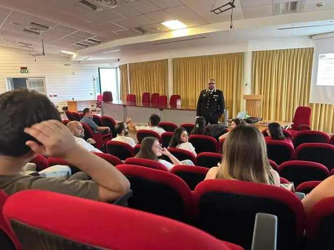 images Il bullismo non deve essere un segreto: i giovani della vicaria Gimigliano-Taverna incontrano le Forze dell'Ordine