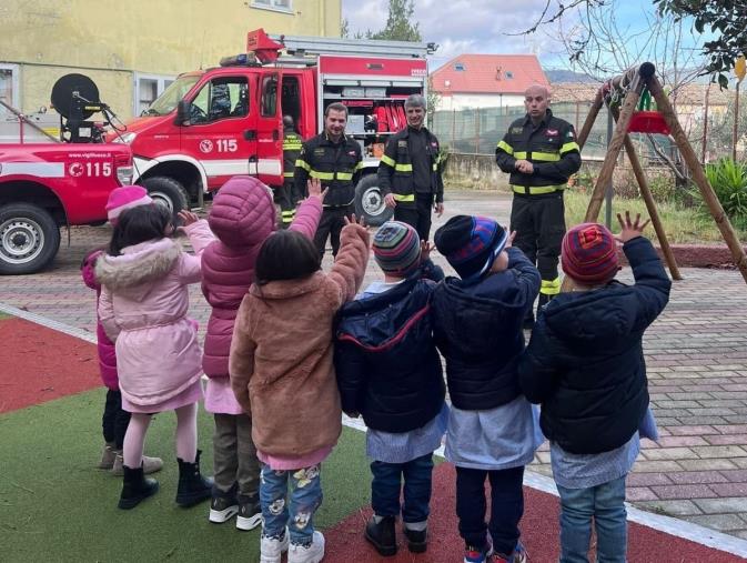 images Catanzaro, i Vigili del fuoco incontrano i bambini della materna "S. Francesco di Paola"