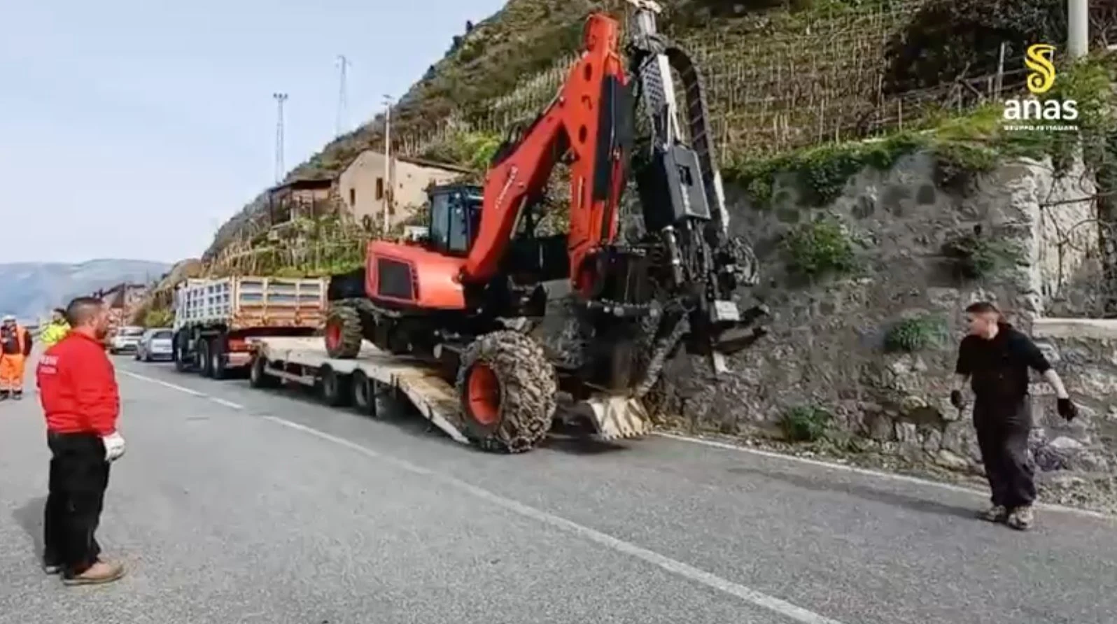 Bagnara, lavori lungo la Statale 18: in azione ragno escavatore con perforatrice