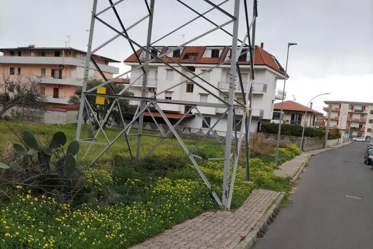 images Preoccupa la stabilità di un traliccio elettrico danneggiato a Montepaone Lido (FOTO)