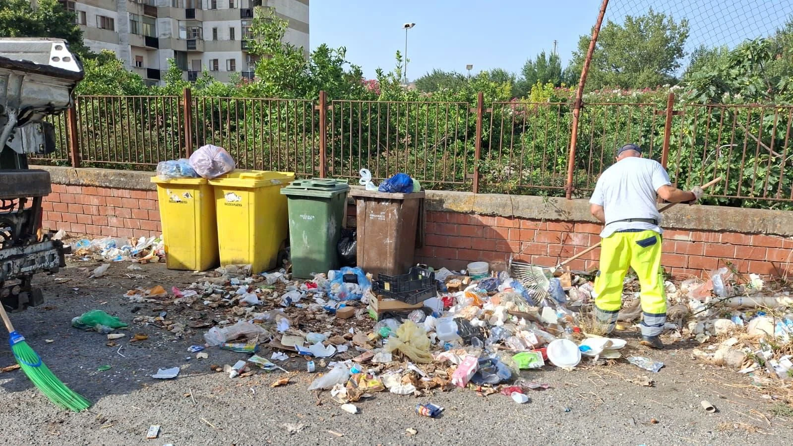 Catanzaro, raffica di sanzioni in via Caduti 16 marzo per irregolare conferimento dei rifiuti