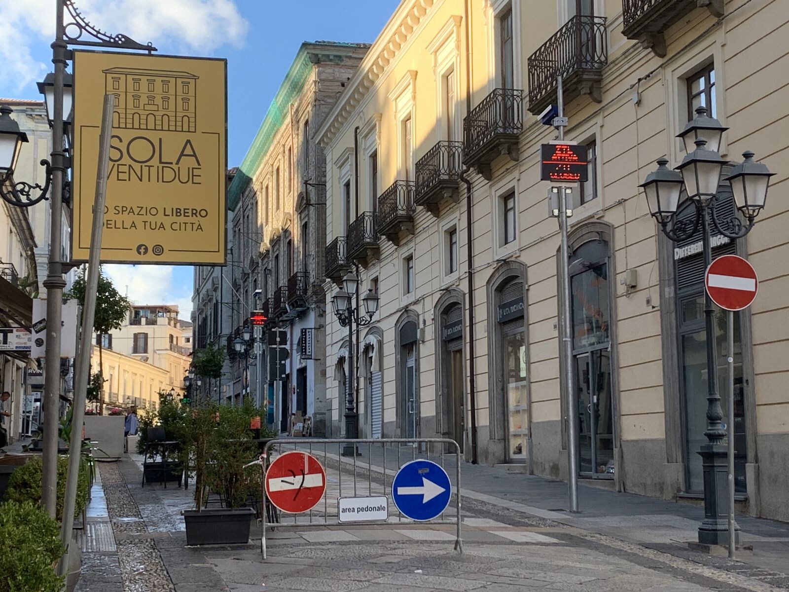 Centro storico di Catanzaro, l'isola che... c'è, ma oltre ai sogni ci sono i conti di sua Maestà: la Realtà images Centro storico di Catanzaro, l'isola che... c'è, ma oltre ai sogni ci sono i conti di sua Maestà: la Realtà