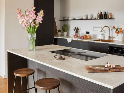 L'isola della cucina: non solo un piano di lavoro, ma un mobile contenitore