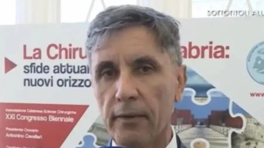 images Cosenza, intervento di 6 ore salva un anziano affetto da tumore: il ringraziamento al prof Nardo 