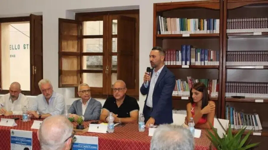 images Ad Aiello Calabro la presentazione del libro “La
Storia di mano di Gomma” di Antonio Anastasi