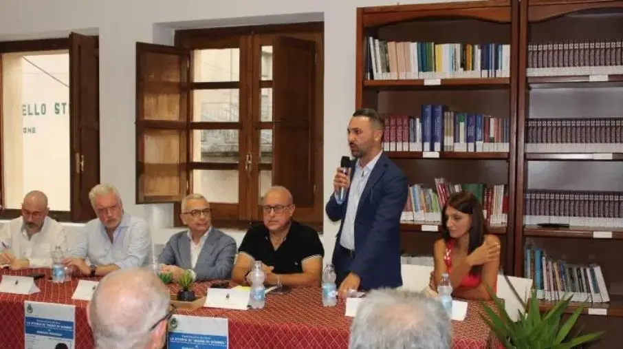 images Ad Aiello Calabro la presentazione del libro “La
Storia di mano di Gomma” di Antonio Anastasi