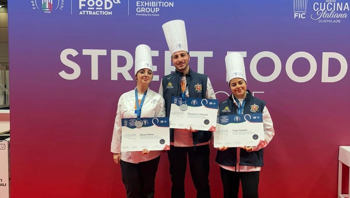 images Menniti e il team junior sul podio dello Street Food: il plauso della sezione azzurra di Guardavalle