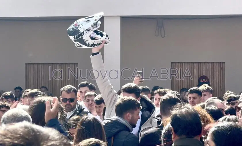 images Nel rombo del cuore, l’ultimo saluto di Catanzaro a Christian tra lacrime e amore