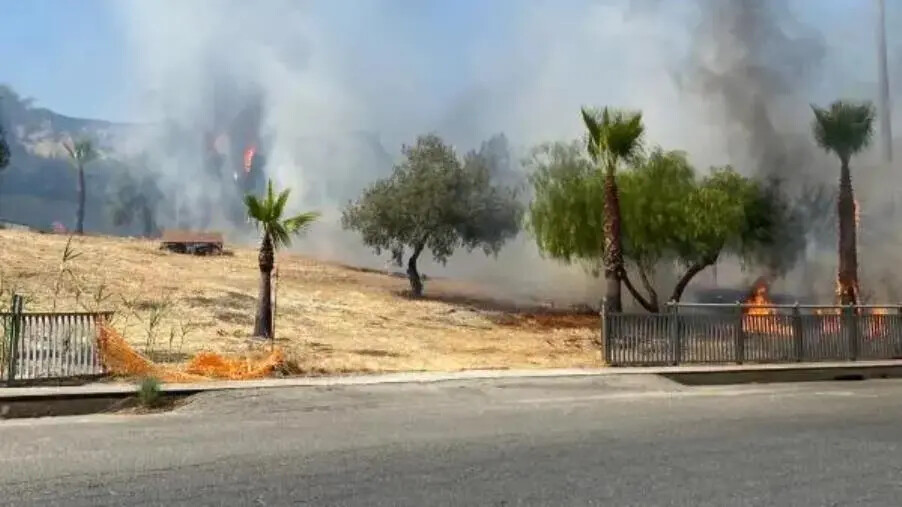 Catanzaro, in fiamme la rotatoria d'ingresso a Lido images Catanzaro, in fiamme la rotatoria d'ingresso a Lido