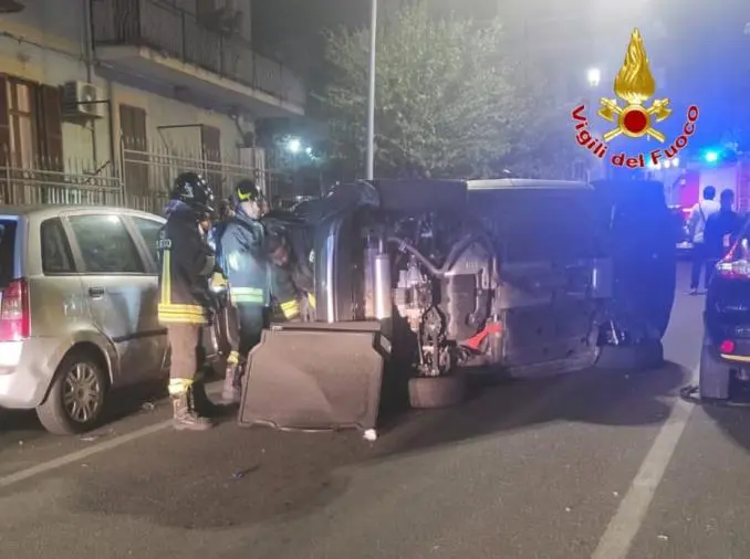 Auto ibrida si ribalta nel centro di Crotone, ferito lievemente il conducente images Auto ibrida si ribalta nel centro di Crotone, ferito lievemente il conducente