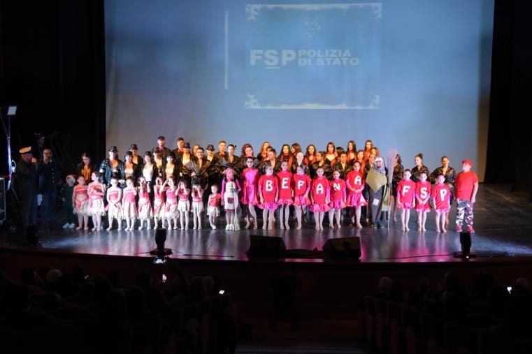 images Musica, danza e risate al teatro Politeama  di Catanzaro con la Befana del poliziotto