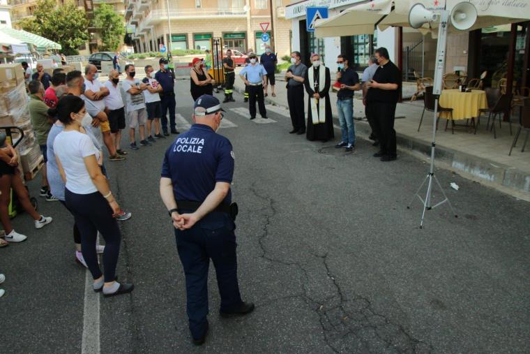 images Fiera dei Santi Pietro e Paolo, patroni di Lamezia Terme: il vescovo Schillaci parla con i commercianti prima della benedizione