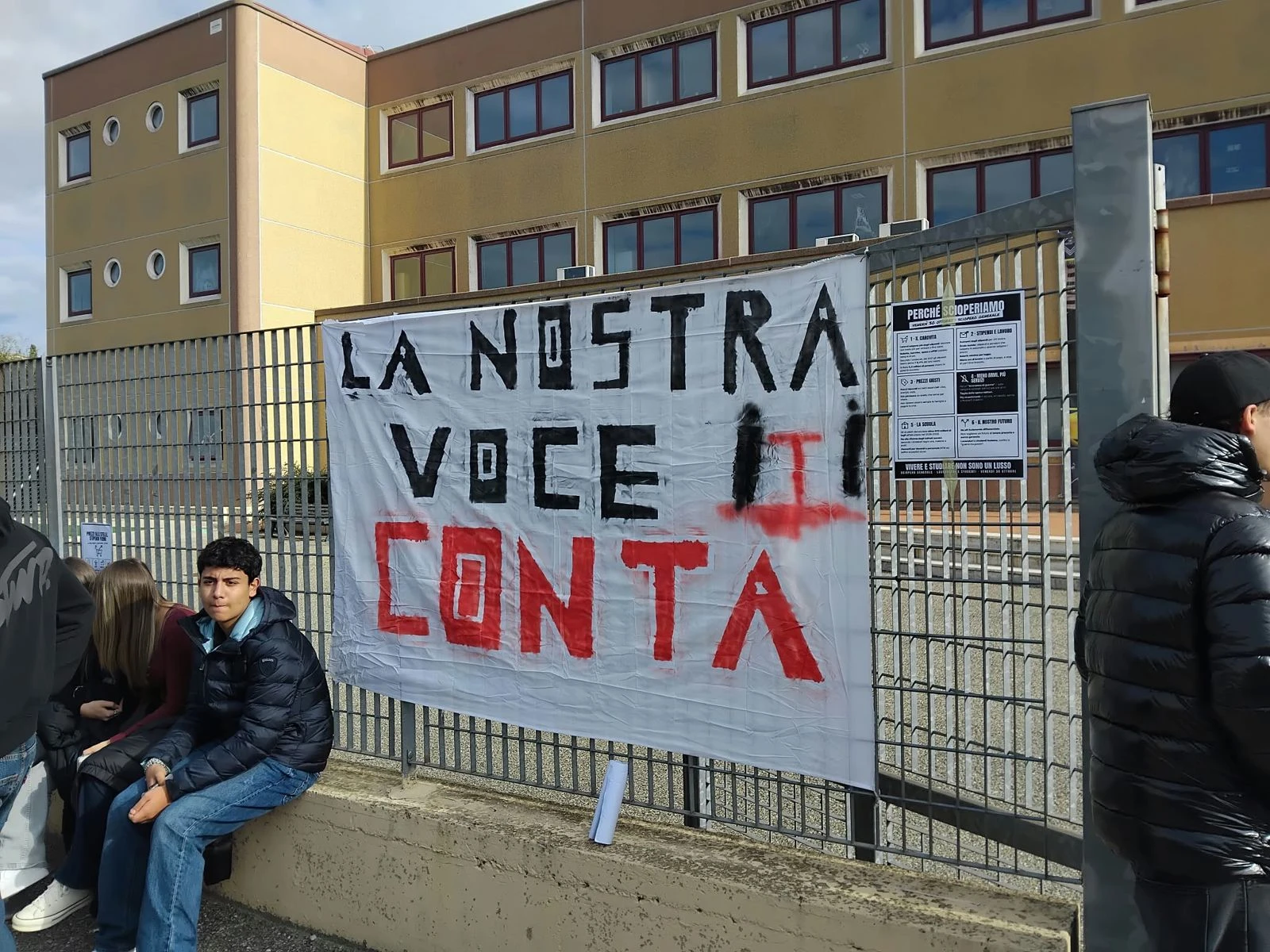 bf22becf-bc87-40e3-8c08-996d125d045d_studenti-iis-costanzo-3.webp