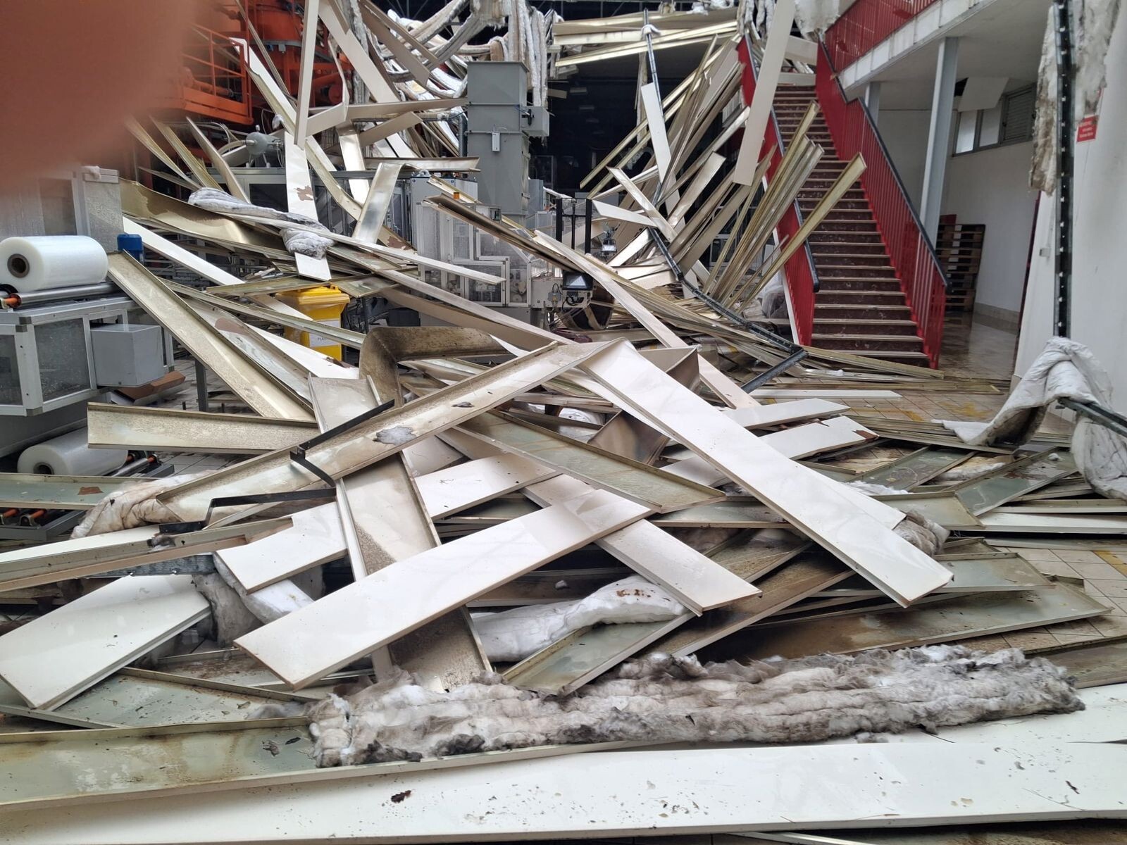 Copanello, il maltempo colpisce la torrefazione "Guglielmo": danni al capannone (VIDEO) images Copanello, il maltempo colpisce la torrefazione "Guglielmo": danni al capannone (VIDEO)