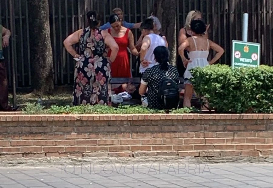 Catanzaro, donna sviene in pieno centro: lunga attesa per i soccorsi, ambulanza in arrivo da Taverna