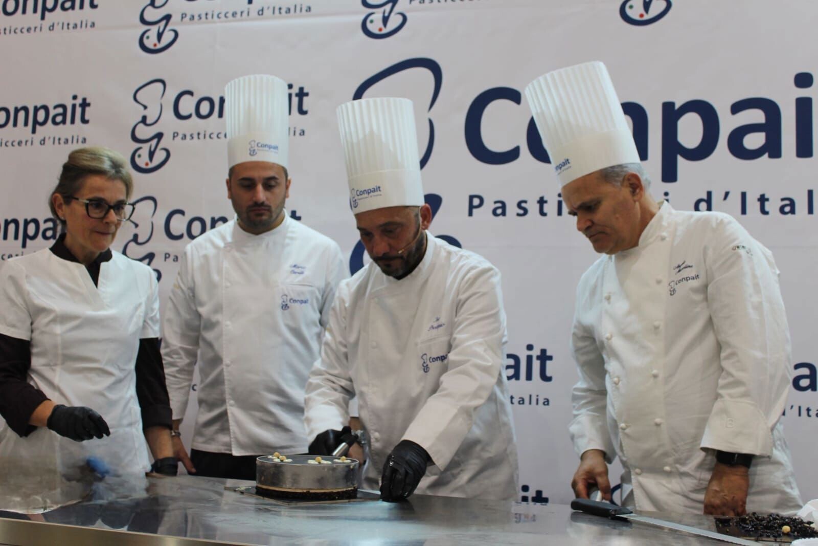 Al Salone DeGusto il maestro gelatiere Ivan Procopio di Gelateria Amedeo convince con la torta Setteveli in chiave “Ice Cream” images Al Salone DeGusto il maestro gelatiere Ivan Procopio di Gelateria Amedeo convince con la torta Setteveli in chiave “Ice Cream”