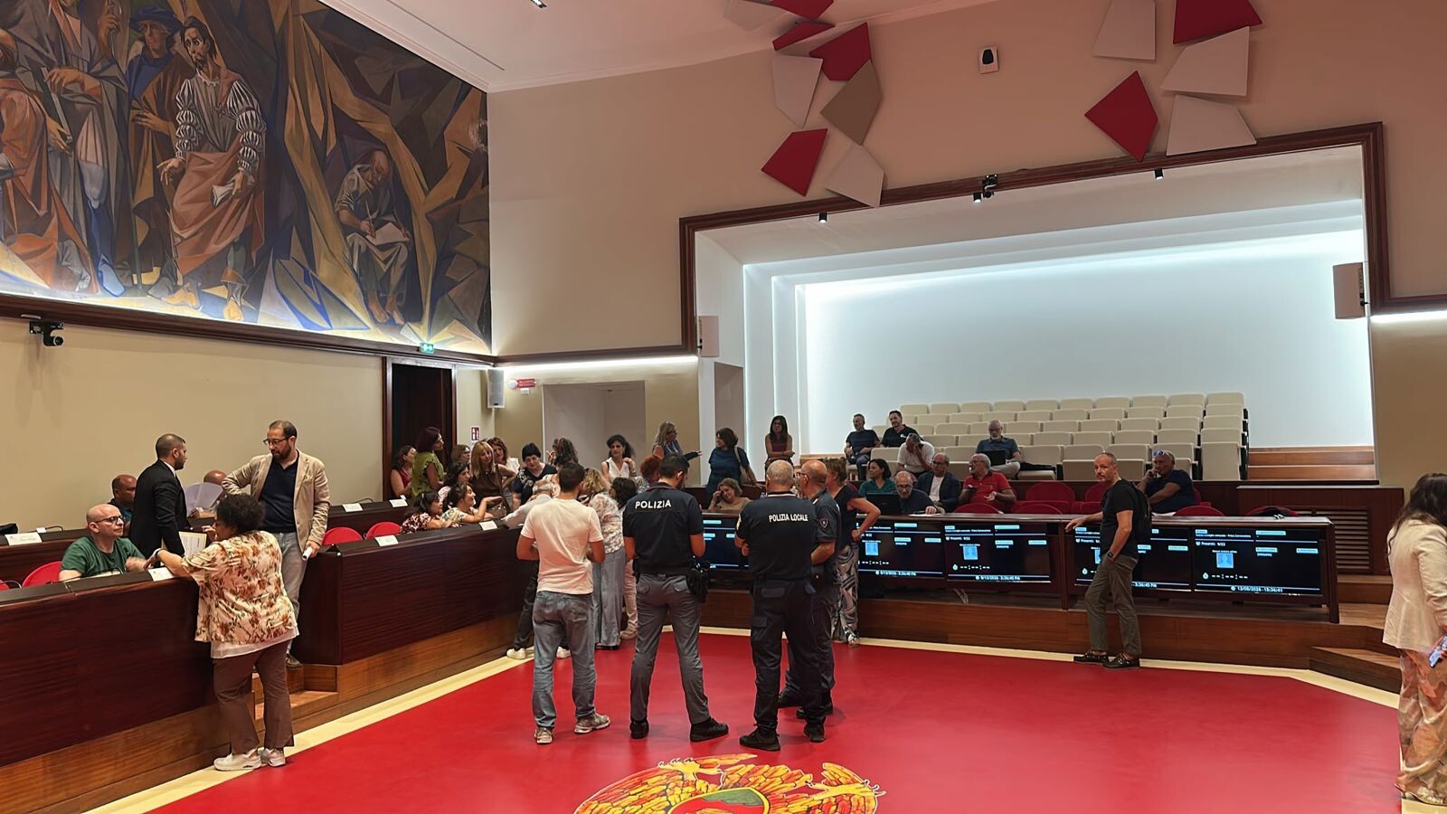 images Catanzaro servizi e stipendi in ritardo, momenti di tensione in Comune: rissa sfiorata e intervento delle forze dell'ordine