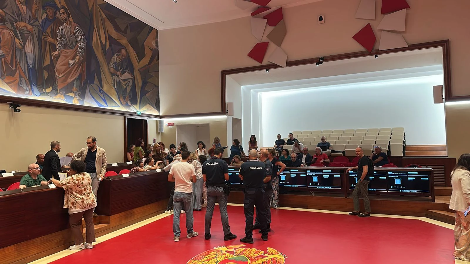 Catanzaro servizi e stipendi in ritardo, momenti di tensione in Comune: rissa sfiorata e intervento delle forze dell'ordine