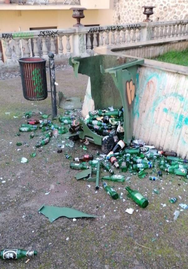 images Distrutto bidone ai giardini di San Leonardo, I Quartieri: "Individuare i responsabili con la telecamera" 