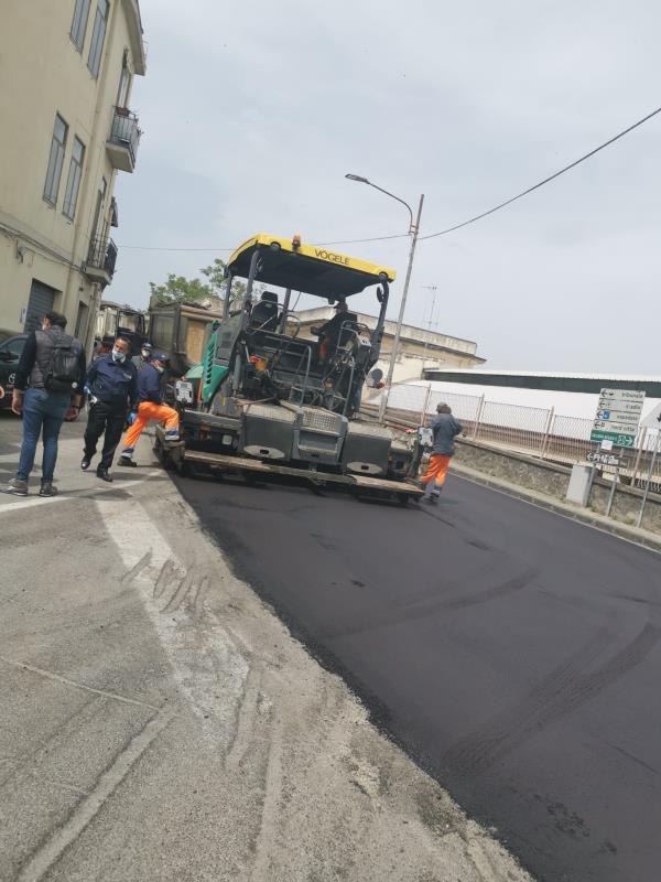 images Completamento della bitumazione di via Milelli. Longo: "Terminato il lungo e complesso iter su una delle più trafficate arterie stradali del centro storico"