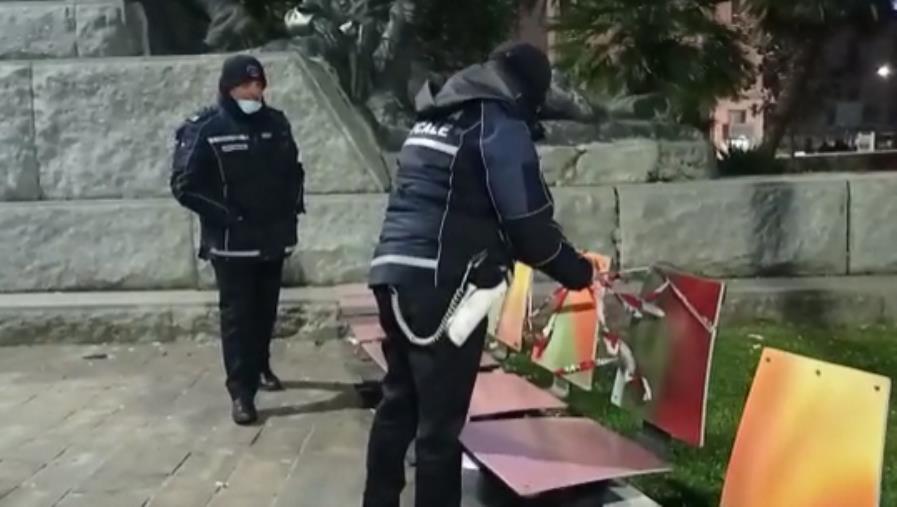 images Catanzaro, fatto 'brillare' lo zaino davanti al tribunale: danneggiate le panchine (VIDEO)