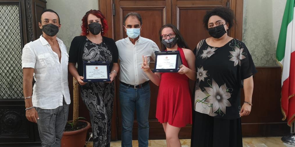 Abramo e Concolino consegnano le targhe all’Asd Passione Danza e all’atleta paralimpica Giada Canino images Abramo e Concolino consegnano le targhe all’Asd Passione Danza e all’atleta paralimpica Giada Canino