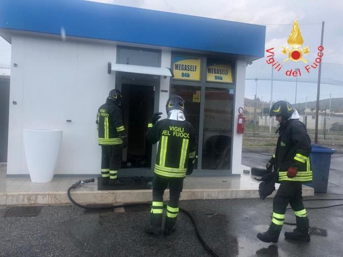 Botricello, in fiamme il casotto di un distributore di carburante images Botricello, in fiamme il casotto di un distributore di carburante