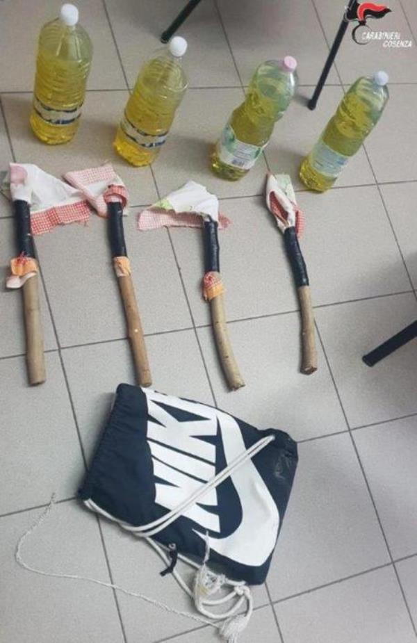 Corigliano Rossano. In casa con bottiglie incendiarie: denunciati un minore e il fratello 20enne images Corigliano Rossano. In casa con bottiglie incendiarie: denunciati un minore e il fratello 20enne