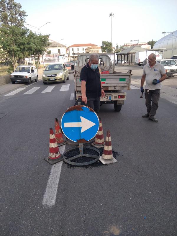 images Catanzaro. Fogne a via Isonzo. Longo replica a Costanzo: "I collettori di quella strada sono tutti privati"
