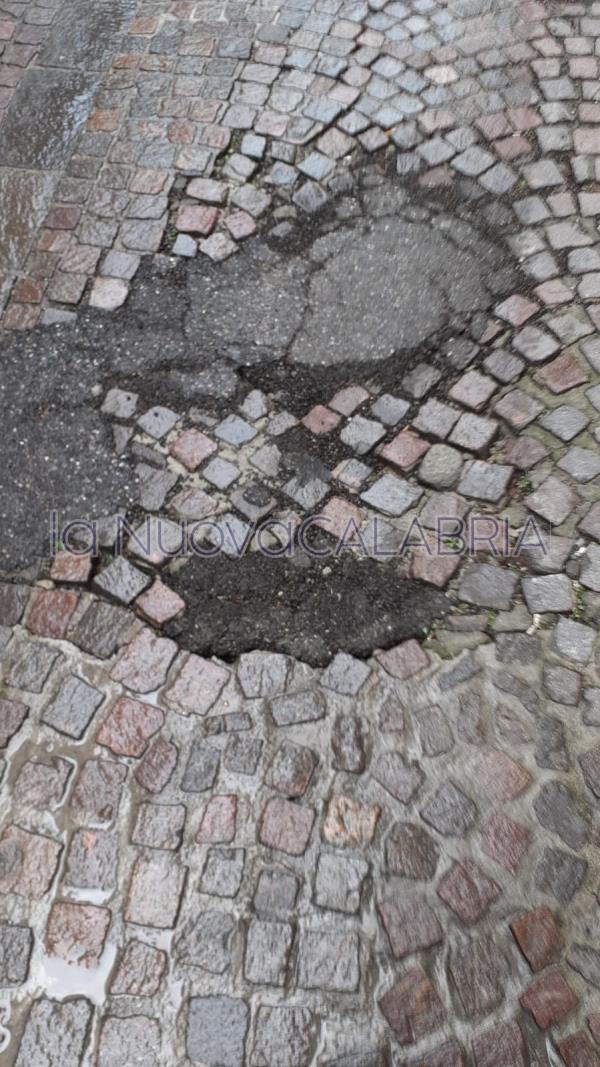 Buche a Catanzaro, la lettera di un cittadino: "Quando si interverrà con serietà tecnica?"