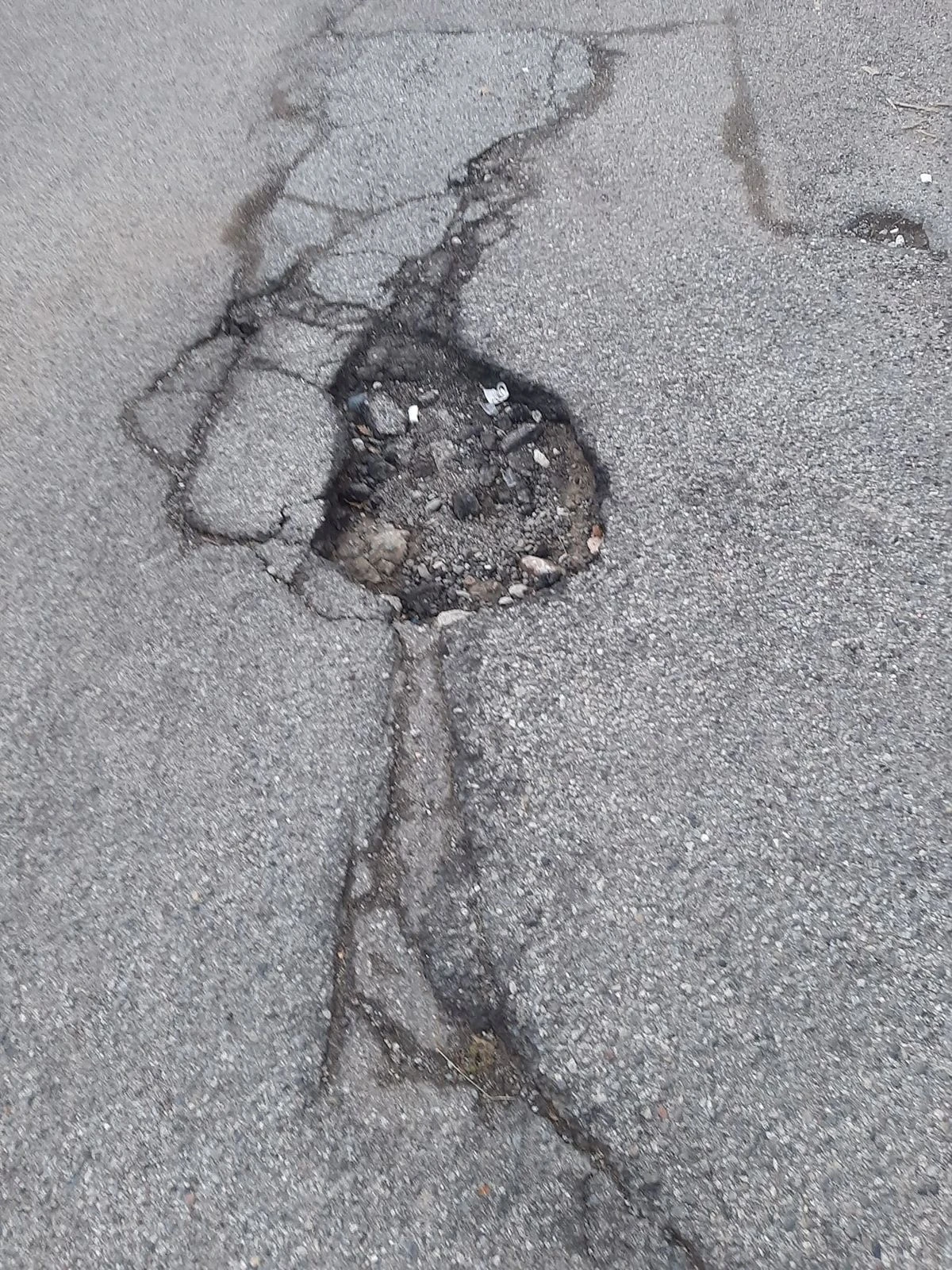 Catanzaro, percorrere via Sinopoli in auto è un vero "camel trophy": le buche stradali sono un rischio