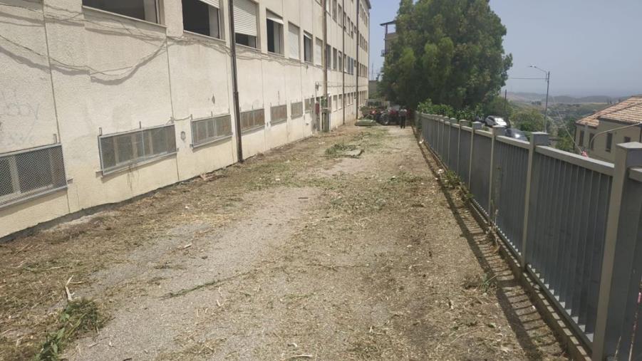images Scuola Chimirri, Stefano Veraldi: "Dopo la mia denuncia, iniziati i lavori di raccolta rifiuti e rimozione degli ingombranti presenti nell'area"