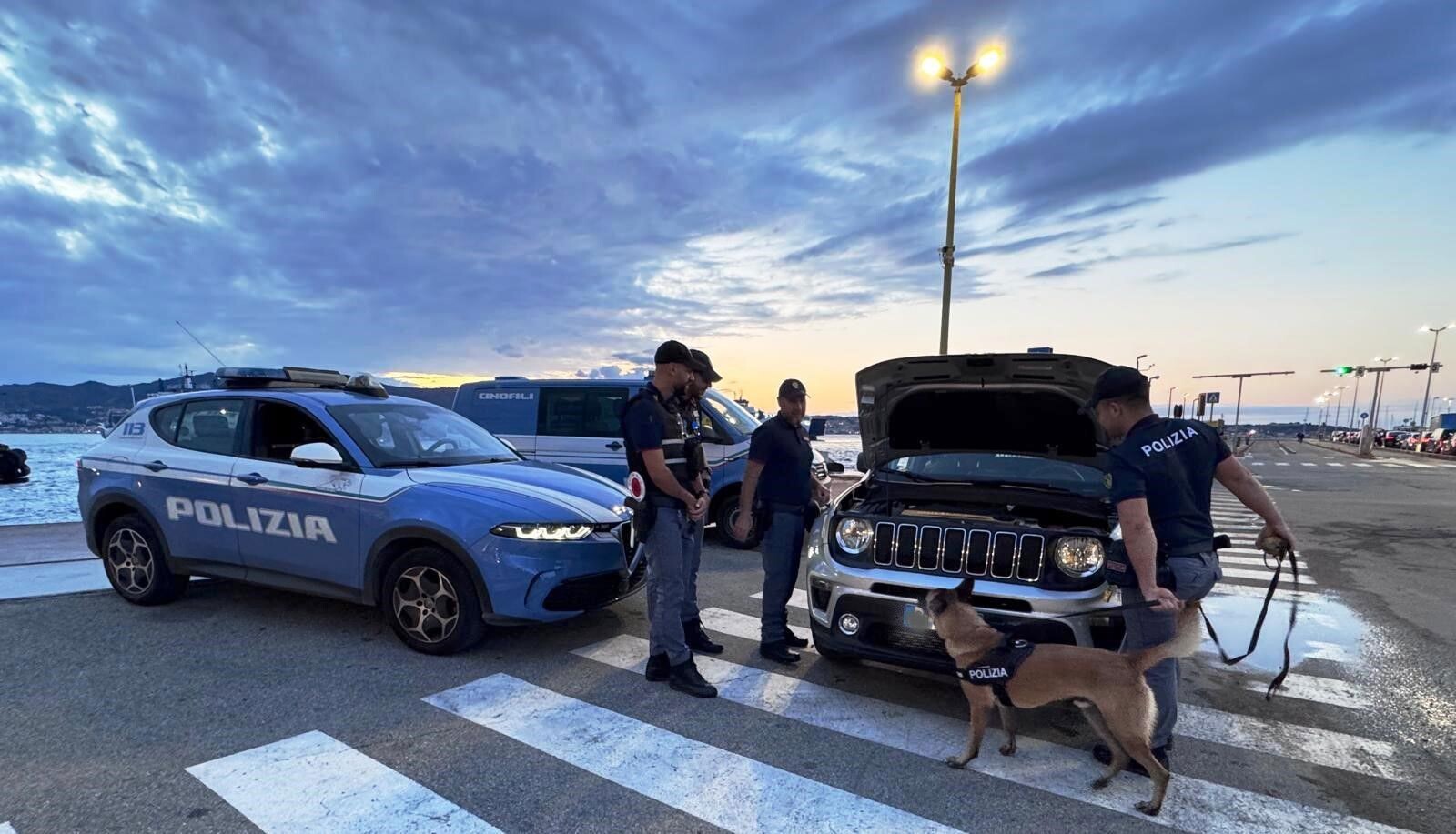 images Con oltre un chilo di cocaina nascosto nel vano motore, arrestato a Villa San Giovanni 