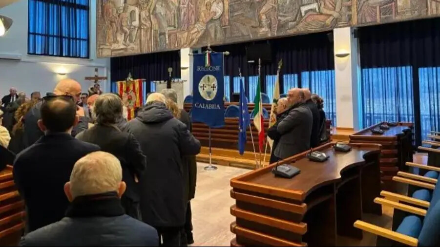images Addio a Michele Traversa, l'affetto dei catanzaresi e della Calabria alla Camera ardente (FOTO)