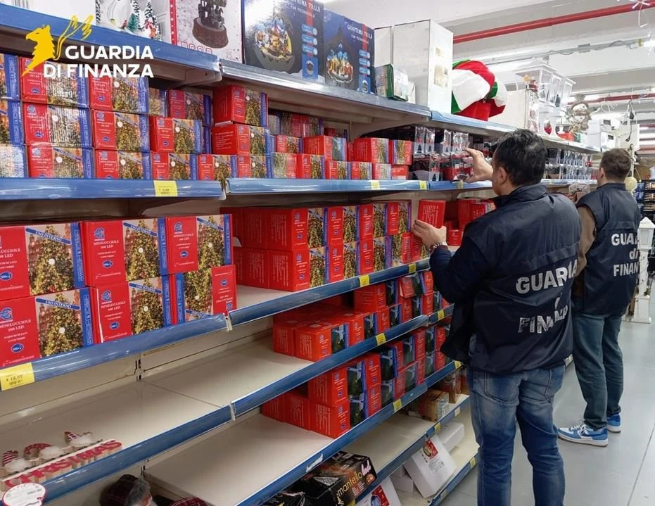 Cosenza, sequestrati oltre 21.000 articoli tra luci led, decorazioni e accessori per l’abbigliamento natalizio 