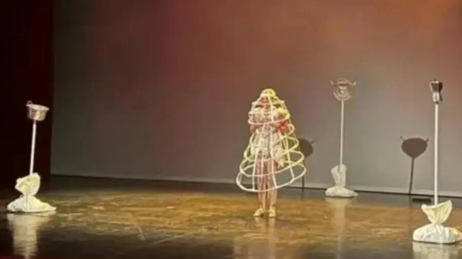 images Serata di effetto al Politeama di Catanzaro con Irma Ciaramella e il suo spettacolo “Canta che passa la pazza”