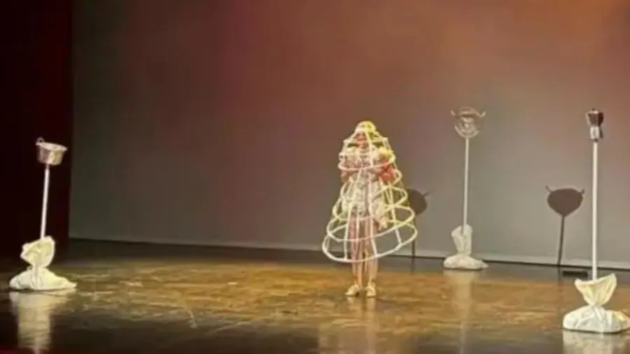 Serata di effetto al Politeama di Catanzaro con Irma Ciaramella e il suo spettacolo “Canta che passa la pazza” images Serata di effetto al Politeama di Catanzaro con Irma Ciaramella e il suo spettacolo “Canta che passa la pazza”