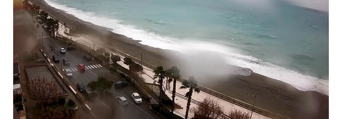 images Paura a Catanzaro, attese mareggiate con onde oltre i 5 metri: Comune tenta di correre ai ripari