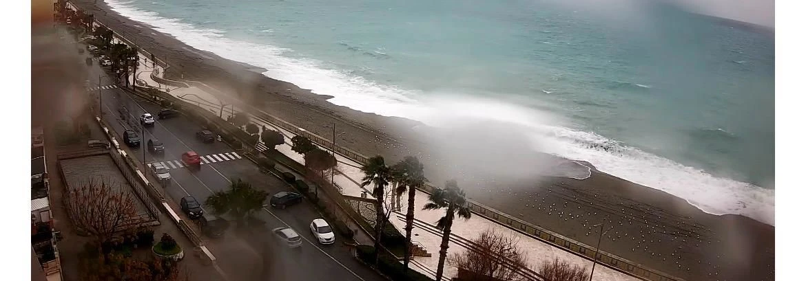 Paura a Catanzaro, attese mareggiate con onde oltre i 5 metri: Comune tenta di correre ai ripari