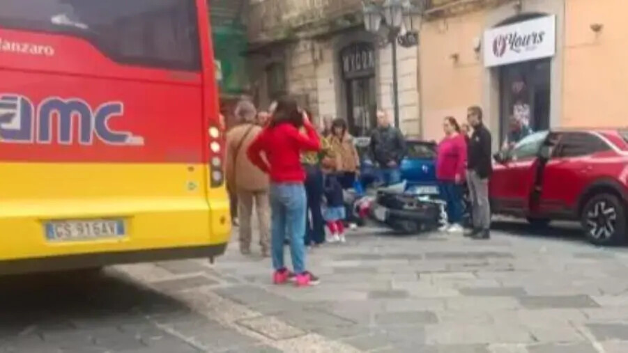 images Catanzaro, moto finisce a terra su Corso Mazzini