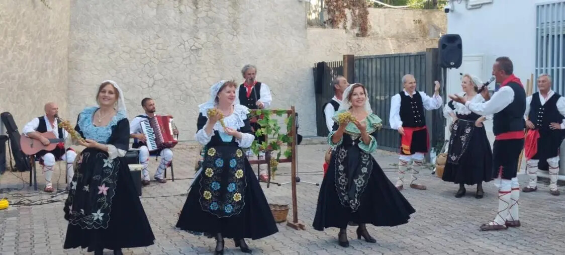 images Il Gruppo Folk “I Strinari Città di Catanzaro”, si esibisce alla Clinica  San Vincenzo