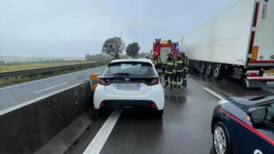 Esce fuori strada e impatta contro i newjersey: in salvo automobilista sulla Ss 280 per Lamezia images Esce fuori strada e impatta contro i newjersey: in salvo automobilista sulla Ss 280 per Lamezia