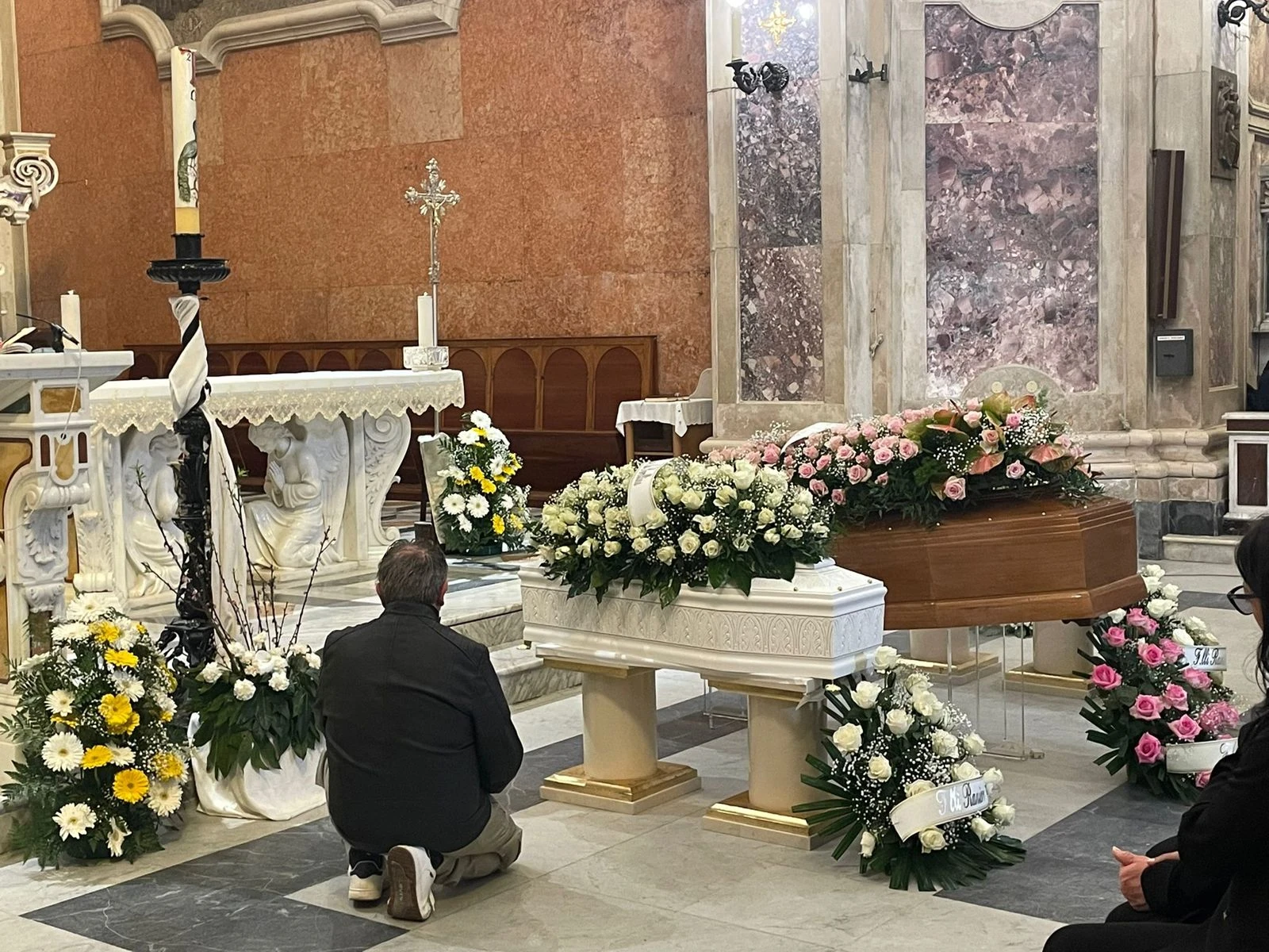 Tragedia a Catanzaro, dolore e applausi ai funerali di Anna e dei suoi piccoli Giuseppe e Nicola 