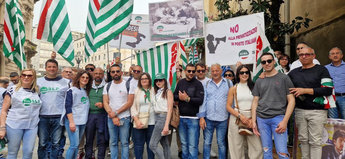 images No alla privatizzazione di Poste Italiane: a Catanzaro il sit-in di sindacati e lavoratori