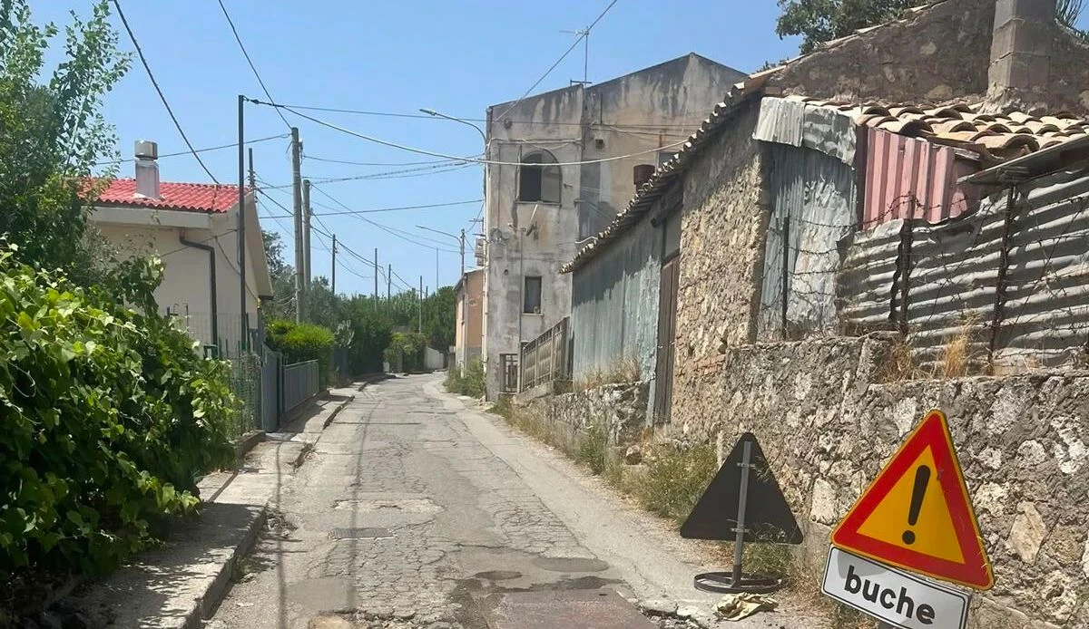 Catanzaro, lavori alla rete fognaria: chiude un tratto di via Passo dell'Agrifoglio