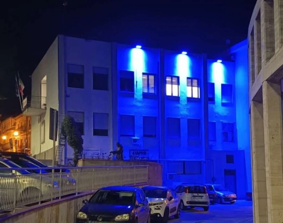 Il Comune di Gasperina si illumina di blu per i diritti dell’infanzia
